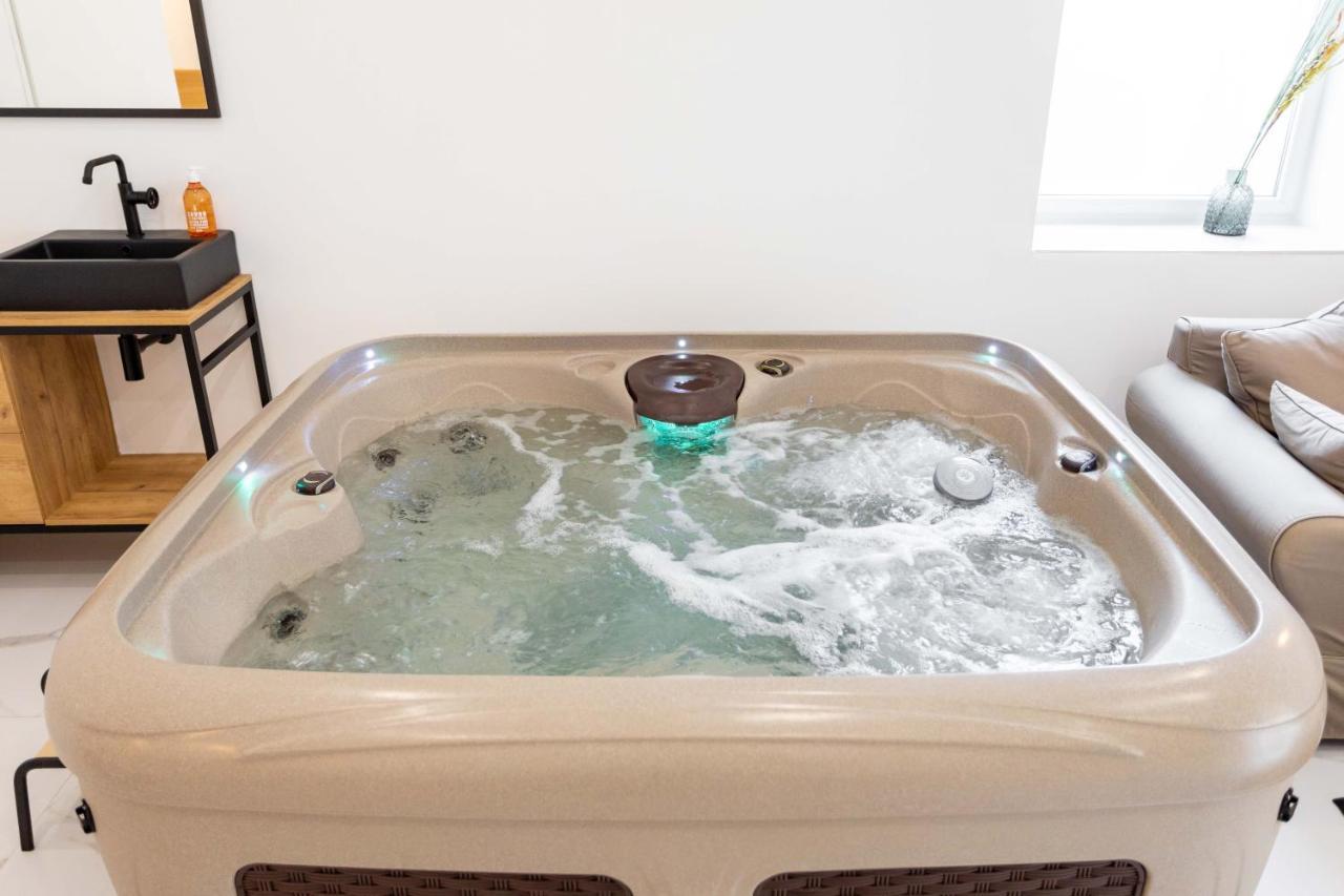 Love Room Jacuzzi Sauna Privatif Marseille Exteriör bild